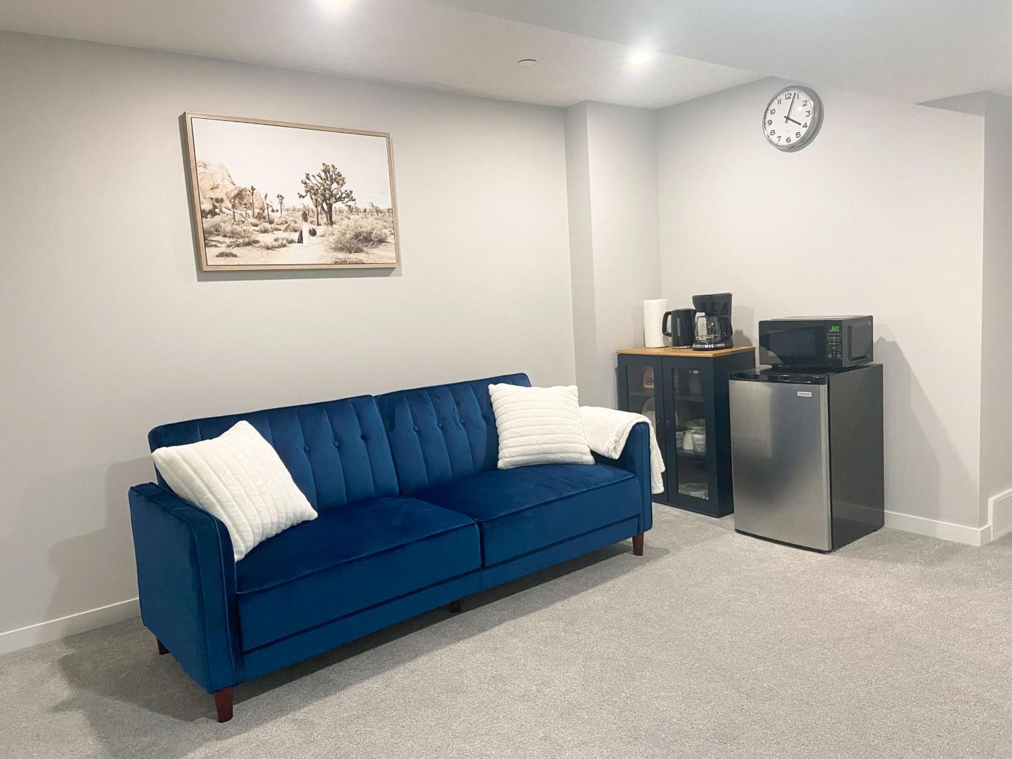 Apartment Sommie's Place 2 Bedroom Near Airport Calgary