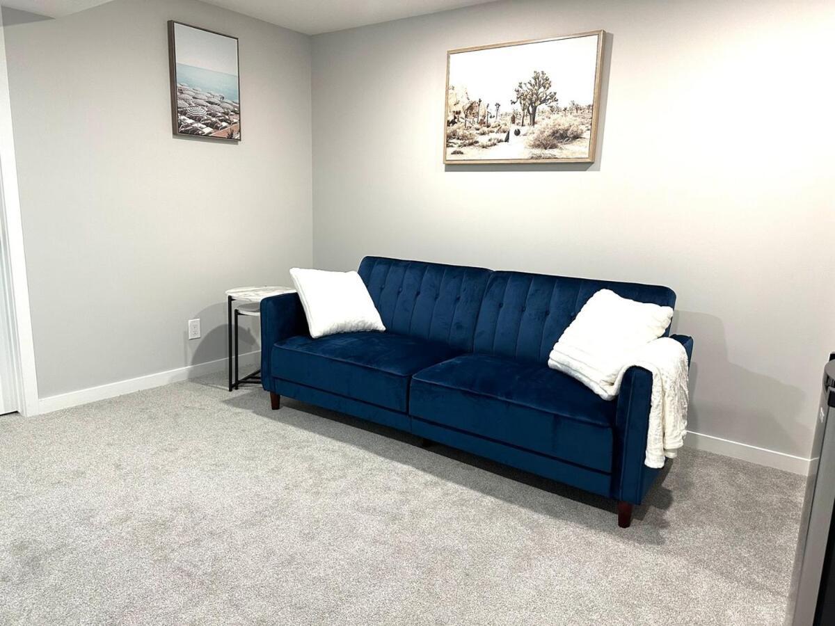 Sommie's Place 2 Bedroom Near Airport Apartment Calgary
