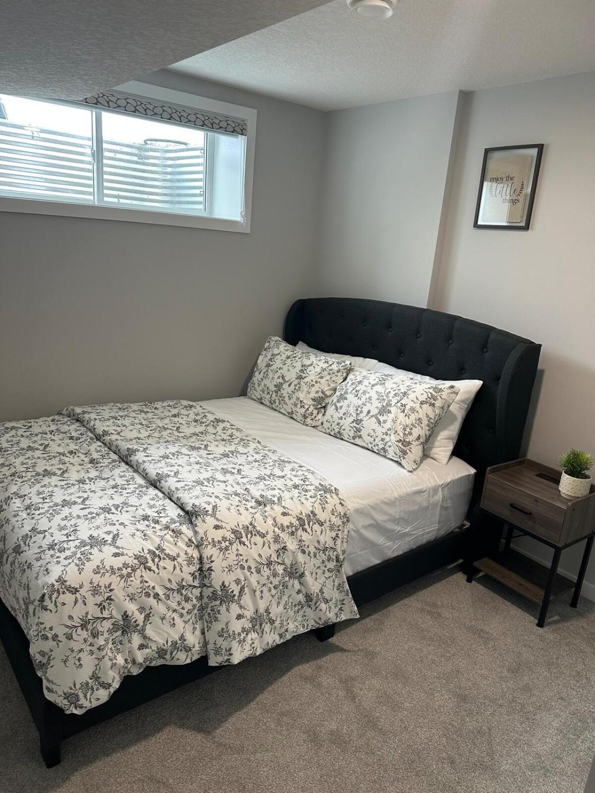 Sommie's Place 2 Bedroom Near Airport * Calgary