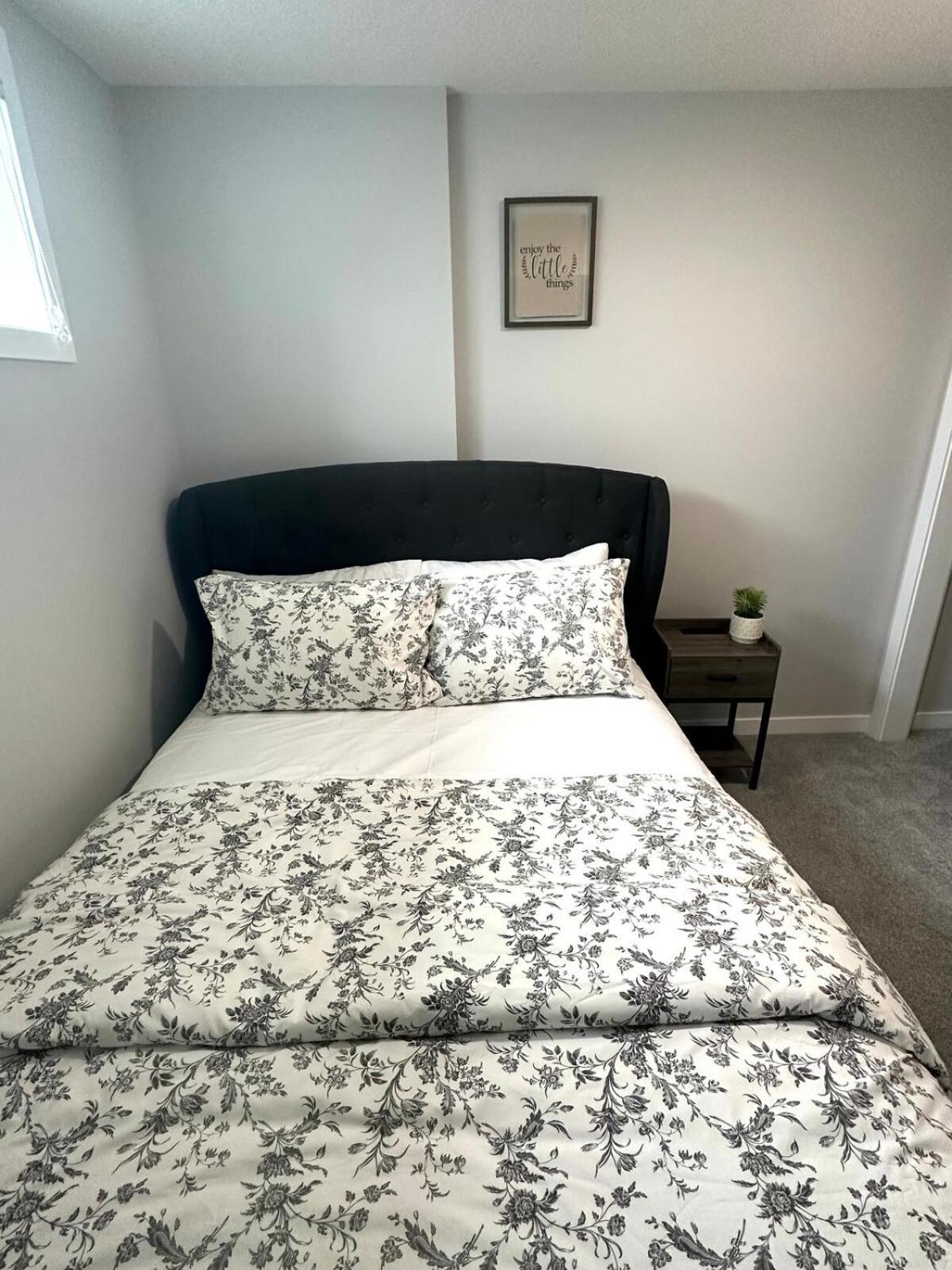 Sommie's Place 2 Bedroom Near Airport Apartment Calgary